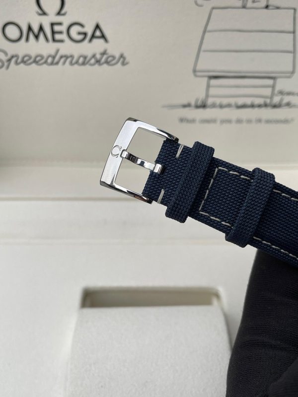 Omega Speedmaster Professional Moonwatch Anniversary Snoopy 310.32.42.50.02.001