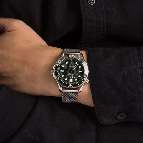 Omega Seamaster Diver 300M Master Co-Axial 42 Stainless Steel / Green 210.32.42.20.10.001